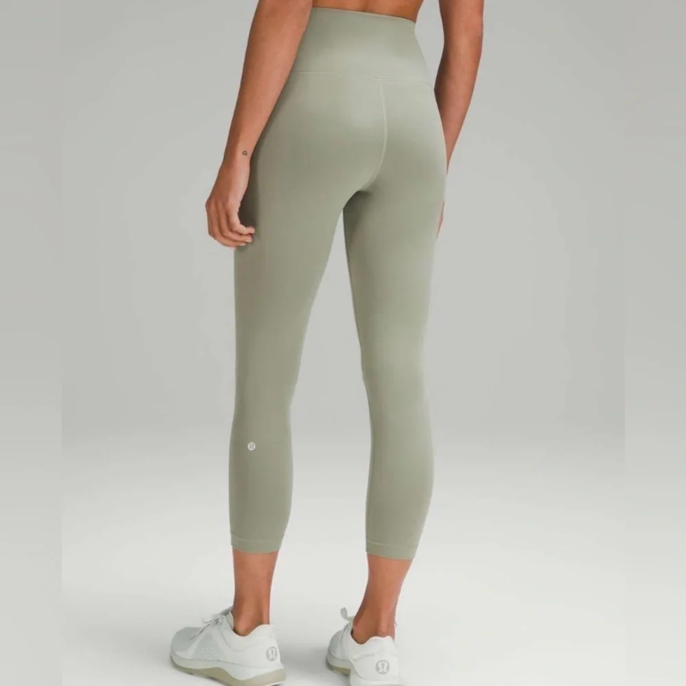 Lululemon sz 12 Wunder Train High-Rise Crop 23